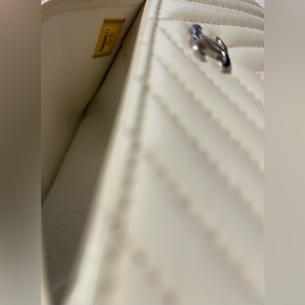 CHANEL V Clutch / Wallet on Chain - Picture 10 of 14